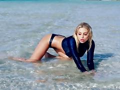Watch erotic solo model showcasing her seductive feminine curves at the beach