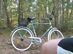 Mit dem Fahrrad im Wald