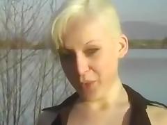 Junge kurzhaarige Analsex Blondine