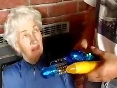 La abuela esta caliente.