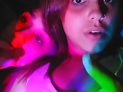 Novinha Sensualizando na Cama