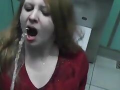 Rothaarige Freundin trinkt Urin in einer Ã¶ffentlichen Toilette