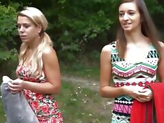 zwei Freundinnen im Wald spazieren und einen Mann zu treffen