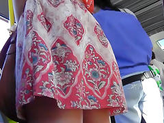 Hottie gets filmed under her skirt